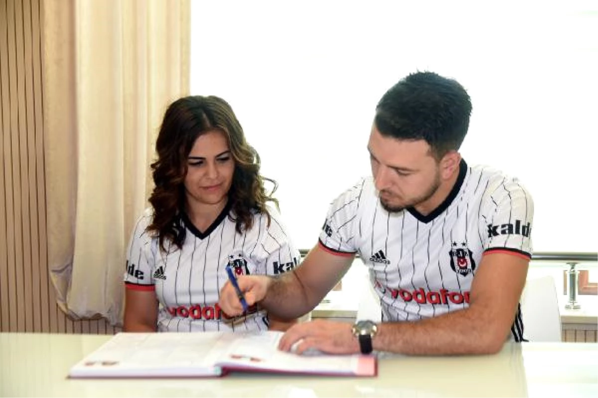Fanatik Çift, Nikahlarına Beşiktaş Forması ile Katıldı