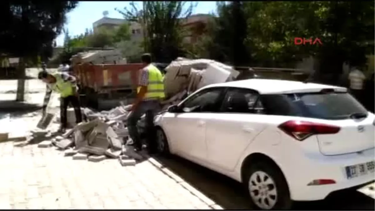 Gaziantep Kamyondan Dökülen Beton Plakalar, Otomobili Hurdaya Çevirdi