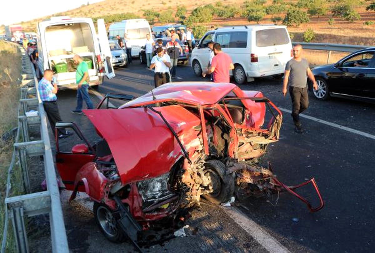 İki Araç Kafa Kafaya Çarpıştı: 1 Ölü, 7 Yaralı
