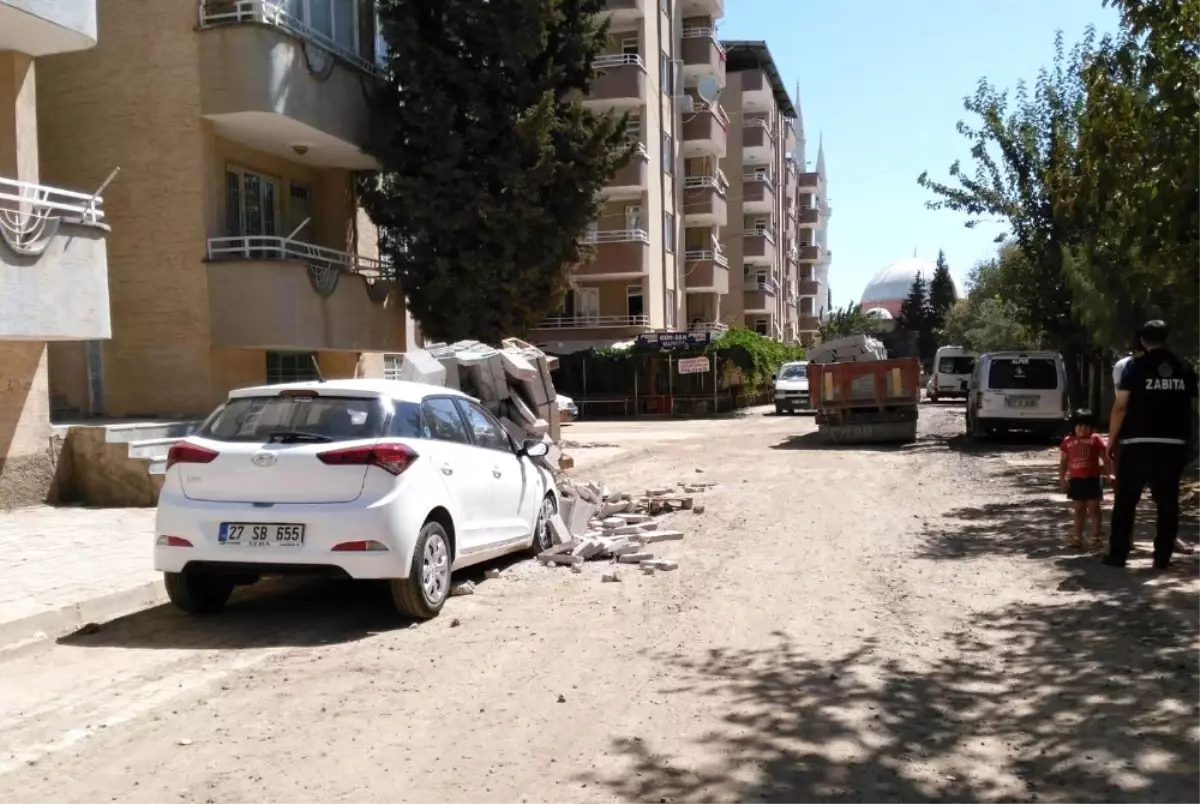 Kamyondan Düşen Bloklar, Park Halindeki Aracı Hurdaya Çevirdi