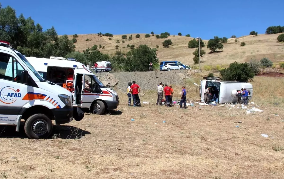 Kapuzbaşı Şelalesi\'ne Giden Otobüs Devrildi: 8\'i Ağır 26 Yaralı