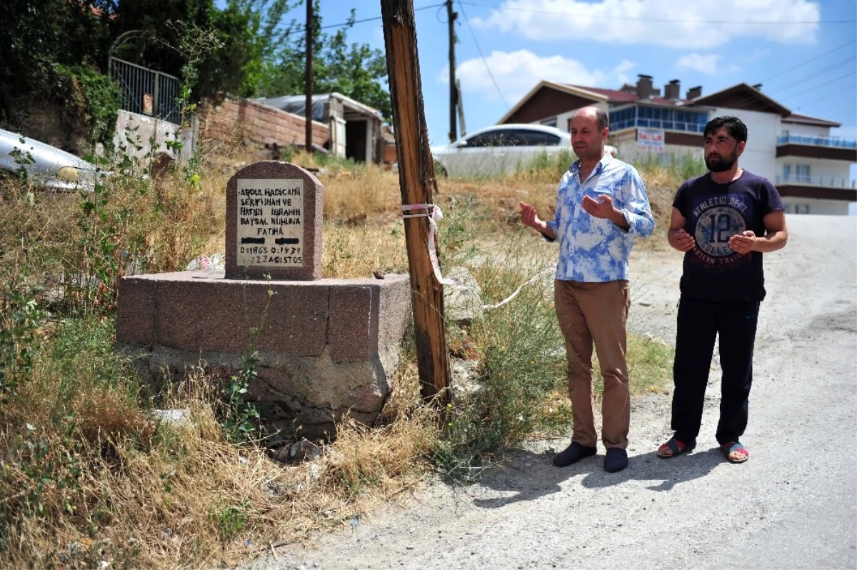 Kentsel Dönüşümle Binaların Ortasında Kalan Mezarları Vatandaşlar Yatır Sanıyor
