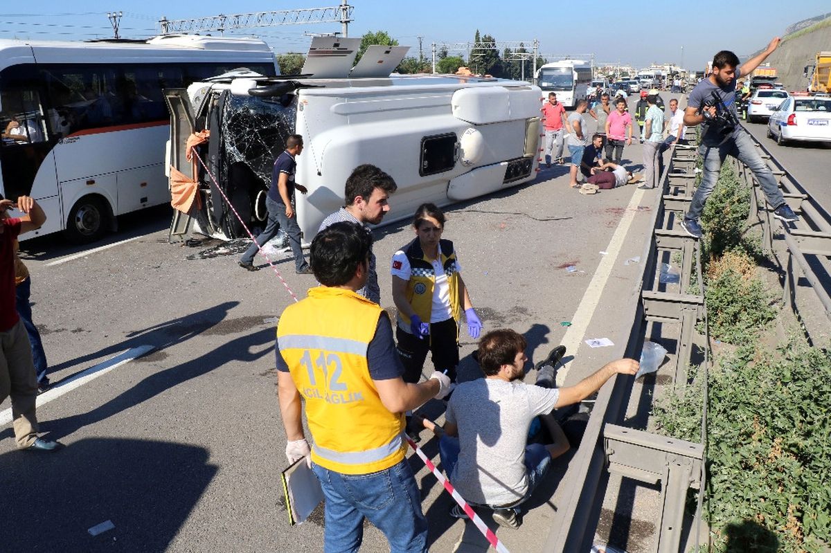 Kum Yüklü Kamyon ve Servis Minibüsü Devrildi: 9 Yaralı