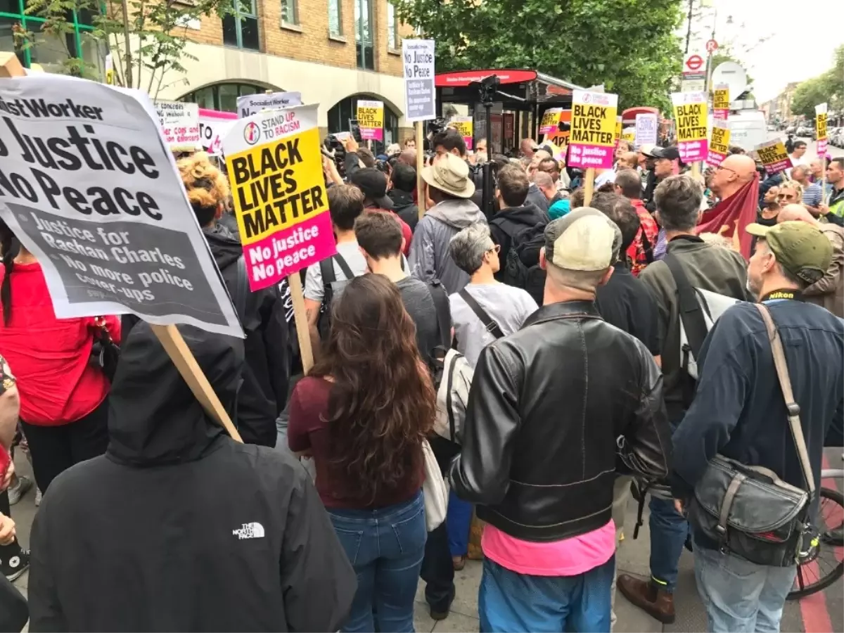 Londra\'da Siyahi Genç İçin Protesto Gösterisi