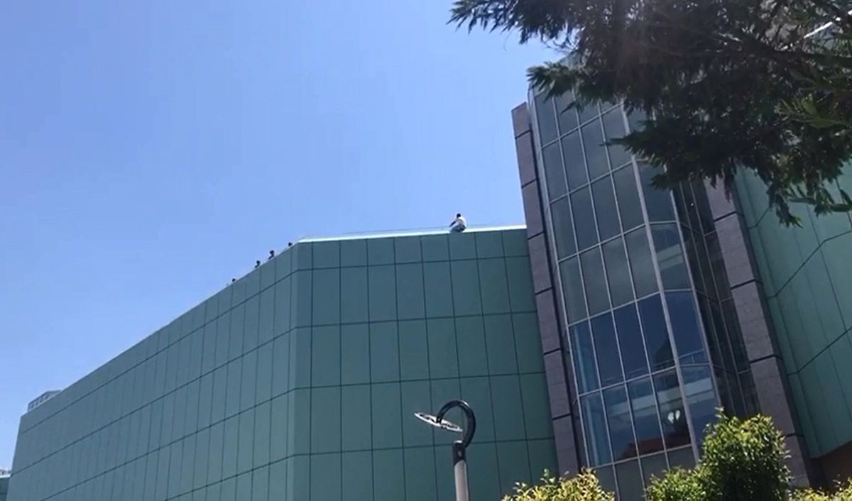 Mecidiyeköy\'de Intihar Girişimi