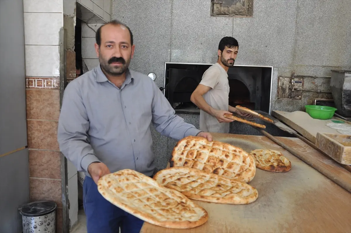 Muşlu Fırıncılar Ekmeği Fındık Kabuğuyla Pişiriyor