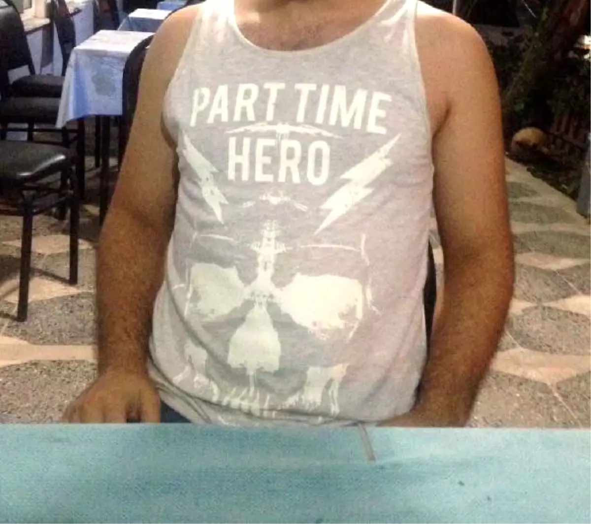 Part Time Hero\' Tişörtü Giyen Üniversiteli Gözaltına Alındı