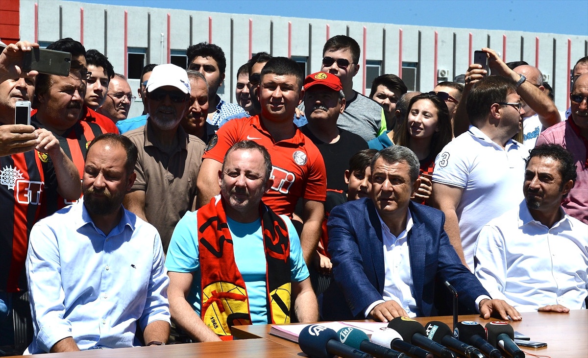 Sergen Yalçın, Eskişehirspor\'la Sözleşme İmzaladı
