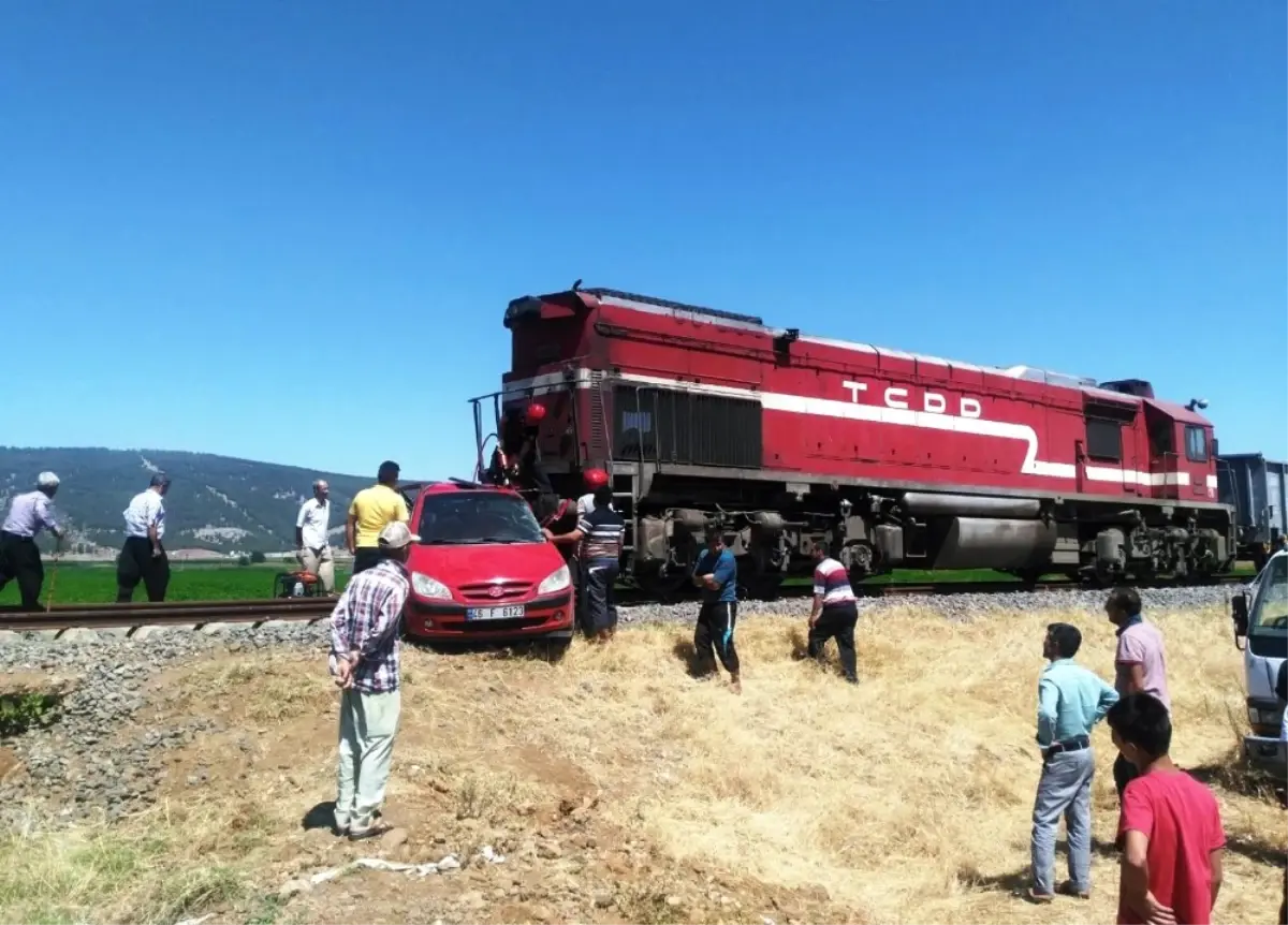 Yük Treni ile Otomobil Çarpıştı; Anne ve Kızı Öldü, Baba Ağır Yaralandı