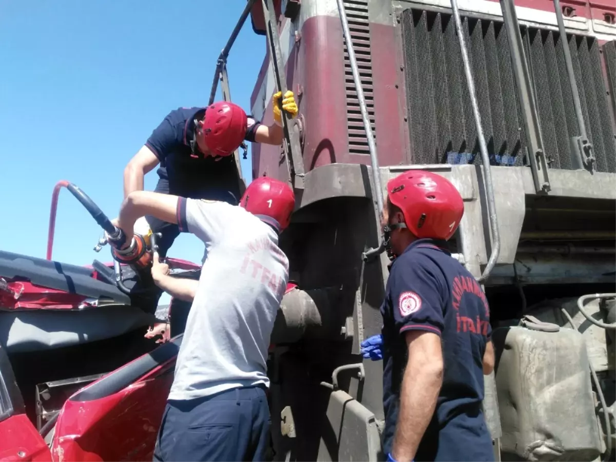 Yük Treni Ile Otomobil Çarpıştı: Anne ve Kızı Öldü