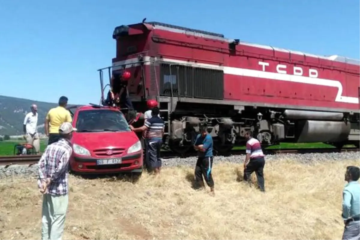 Yük Treni Otomobile Çarptı: 2 Ölü, 1 Yaralı