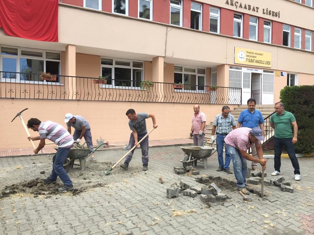 Akçaabat Lisesi\'nin Bahçe Bakım ve Onarımları Belediye Ekipleri Tarafından Yapıldı