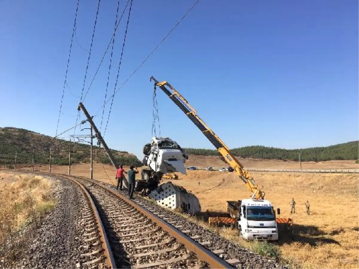 Bariyeri Aşan Lpg Tankeri, Tren Yolundaki Direğe Çarptı