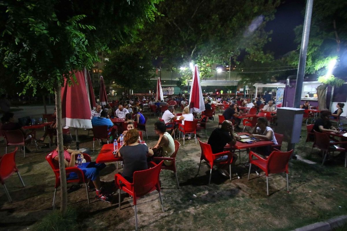 Bayraklı\'daki Parklar Nefes Aldırıyor