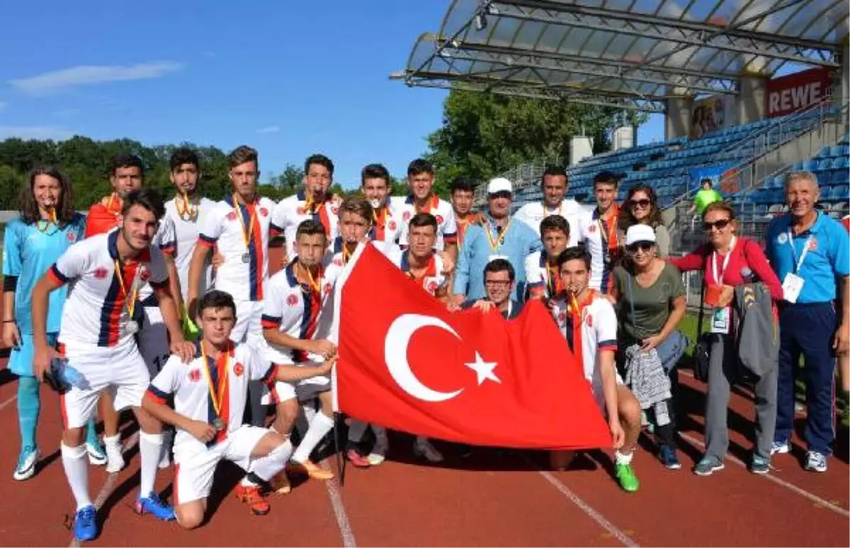 Bergamalı Sporcular Kardeş Şehir Olimpiyatları\'nda Futbol ve Voleybolda İkinci Oldu