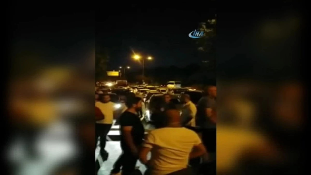 Beykoz\'da Araç Takla Attı, Vatandaşlar Yolu Trafiğe Kapattı