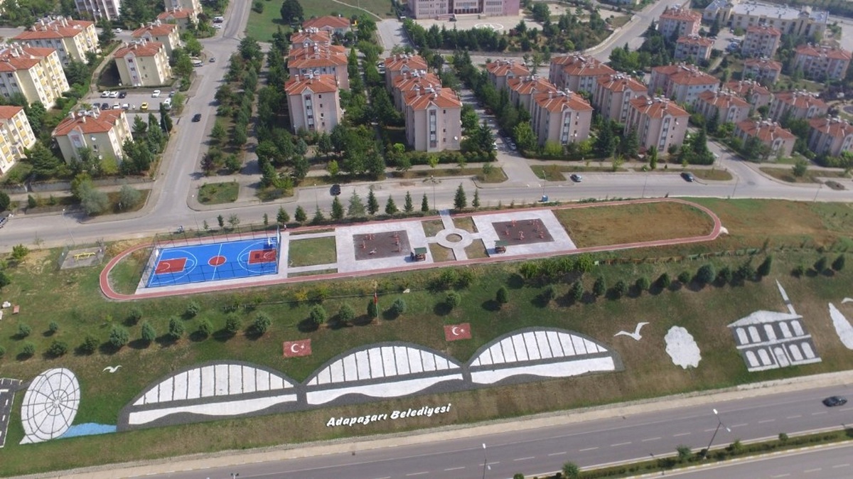 Camili\'ye Basketbol Sahası ile Yürüyüş Parkuru