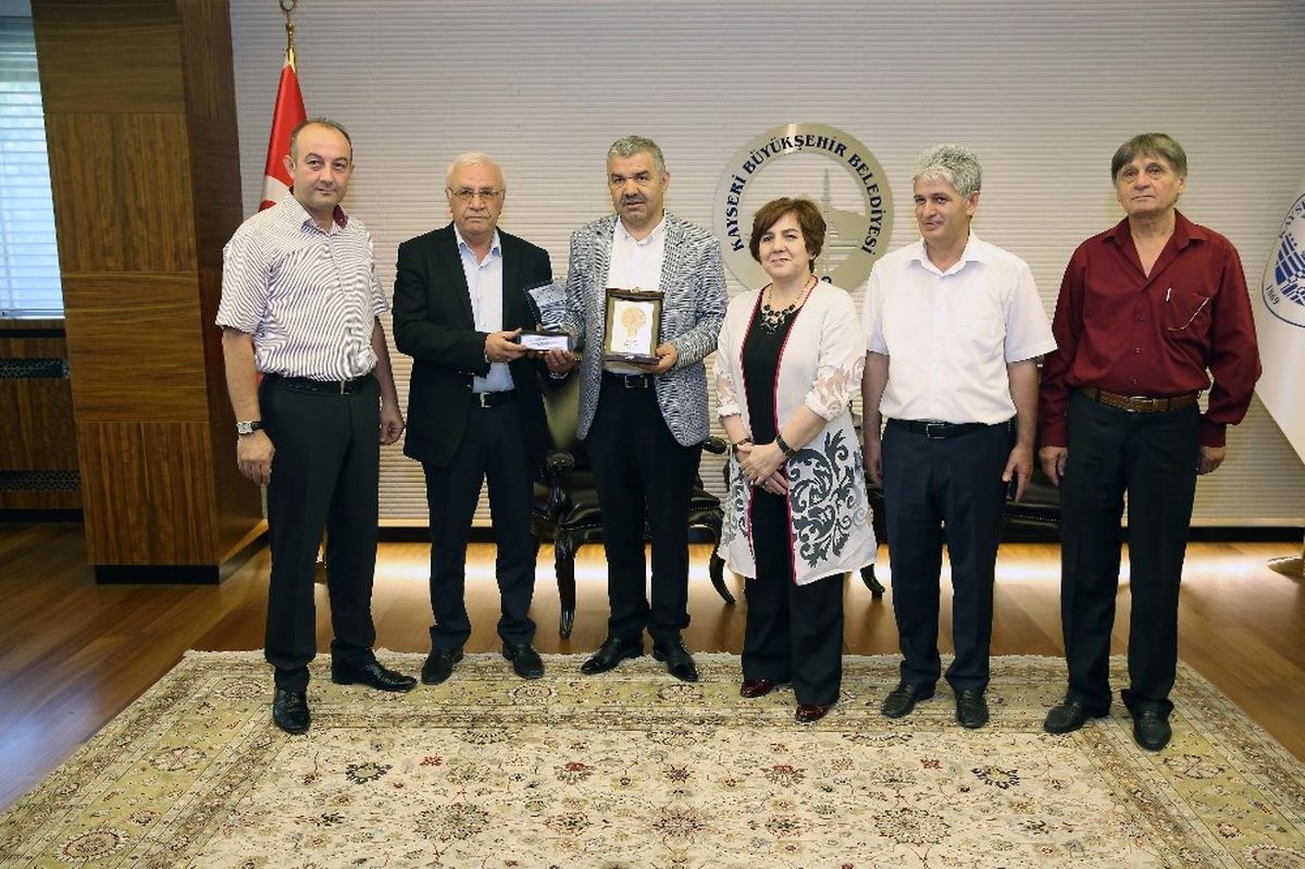 Çerkeslerden Başkan Çelik\'e Takdir ve Plaket