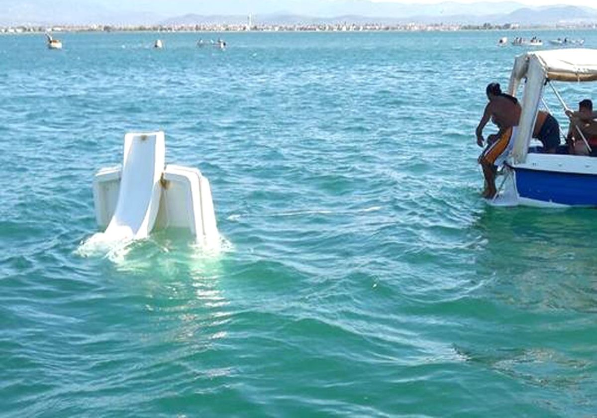 Deniz Bisikleti Battı, Iki Kişi Itfaiye Tarafından Ölümden Kurtarıldı