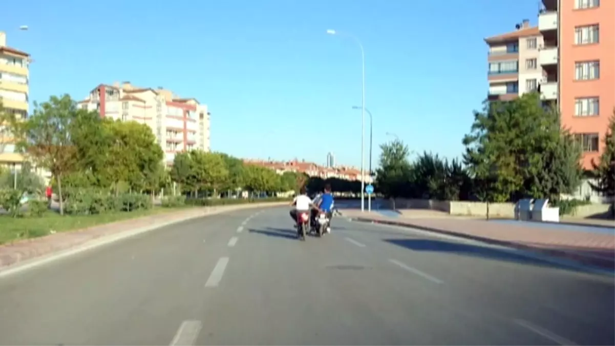 El Ele Tutuşarak 60 Kilometre Hız Yapıp Fotoğraf Çekildiler