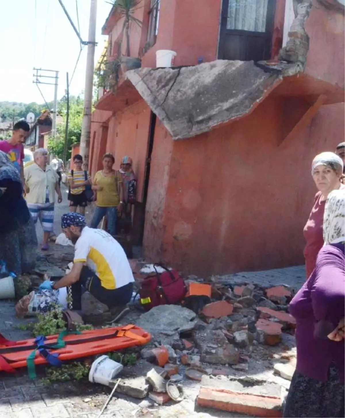 Kamyonetin Çarptığı Evin Balkonu Çöktü: 1 Yaralı