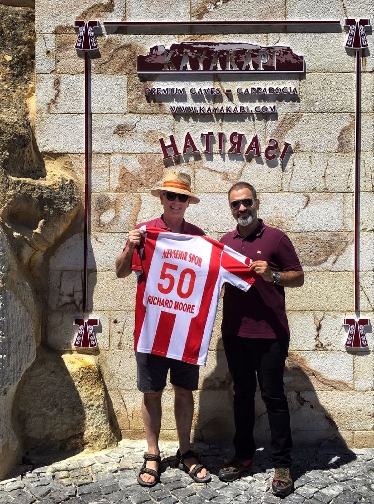 Kaptid Başkanı Dinler İngiltere Büyükelçisine Nevşehirspor Forması Hediye Etti