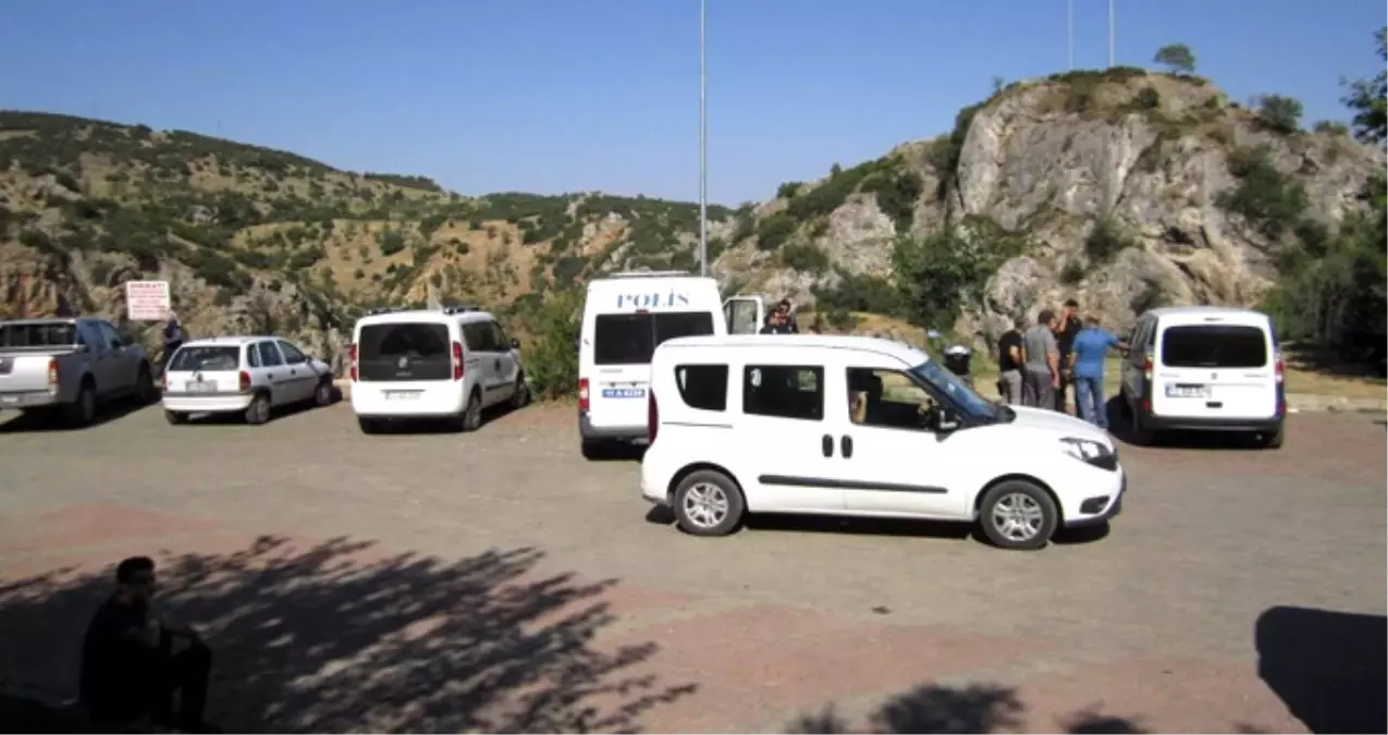 Karadut Yiyen Vatandaşın Üzerindeki Lekeler Polisi Ayağa Kaldırdı