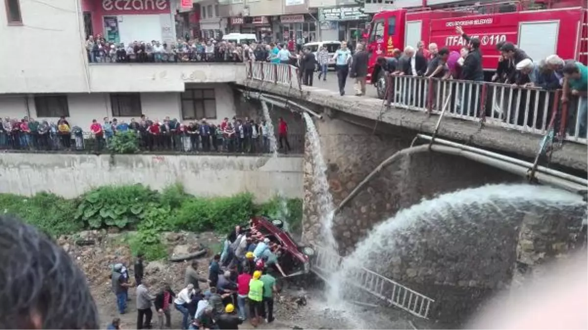 Köprüden Uçan Otomobildeki 2 Kişi Yaralandı