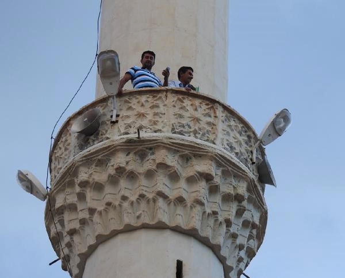 Köyde Telefonla Görüşmek İsteyenler Minareye Çıkıyor