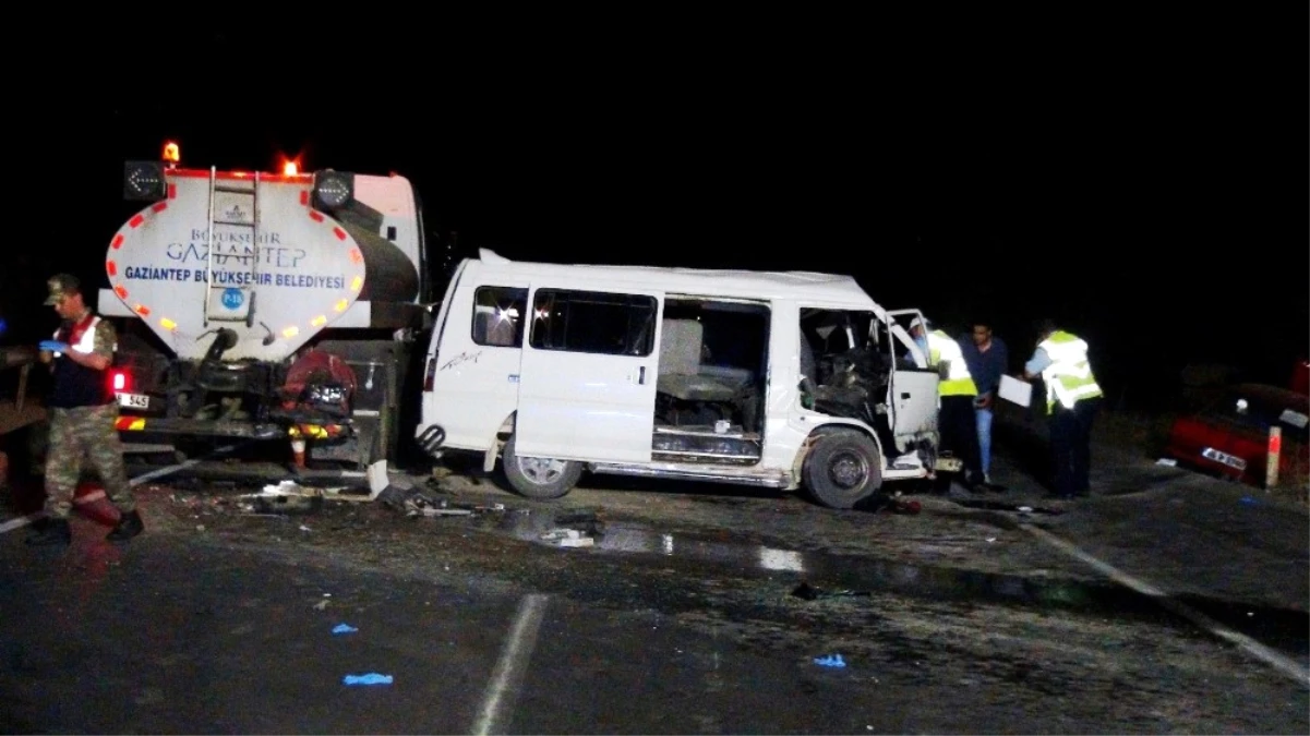 Minibüs Sulama Tankerine Çarptı: 1 Hayatını Kaybetti, 1 Kişi Yaralı