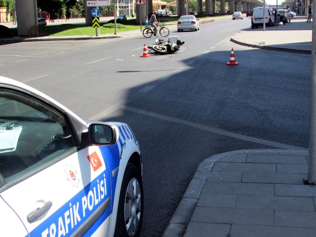 Motosiklet ve Otomobil Çarpıştı: 1 Yaralı