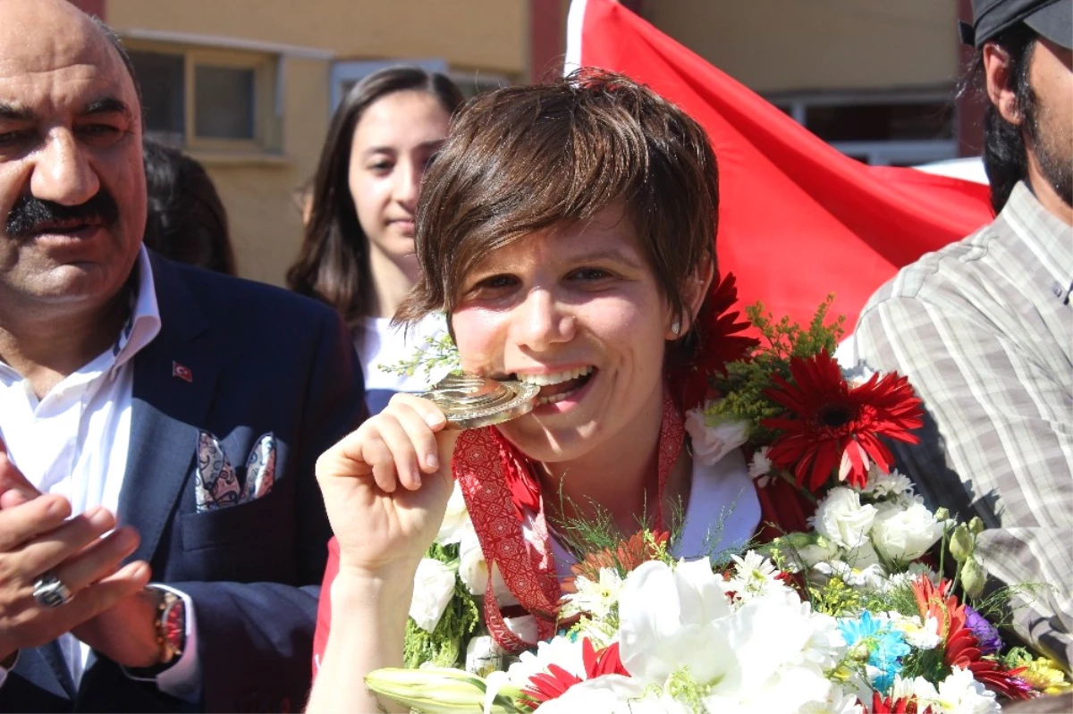 Olimpiyat Şampiyonu Elif Yenigün Eskişehir\'de Coşkuyla Karşılandı
