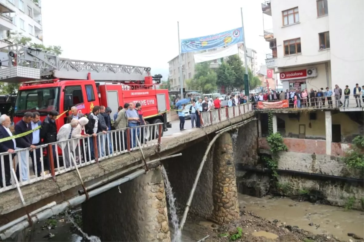 Otomobil Köprüden Uçtu: 2 Yaralı