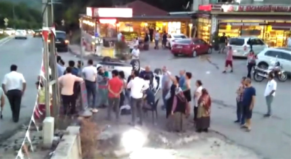 Beykoz\'da Araç Takla Attı, Vatandaşlar Yolu Trafiğe Kapattı