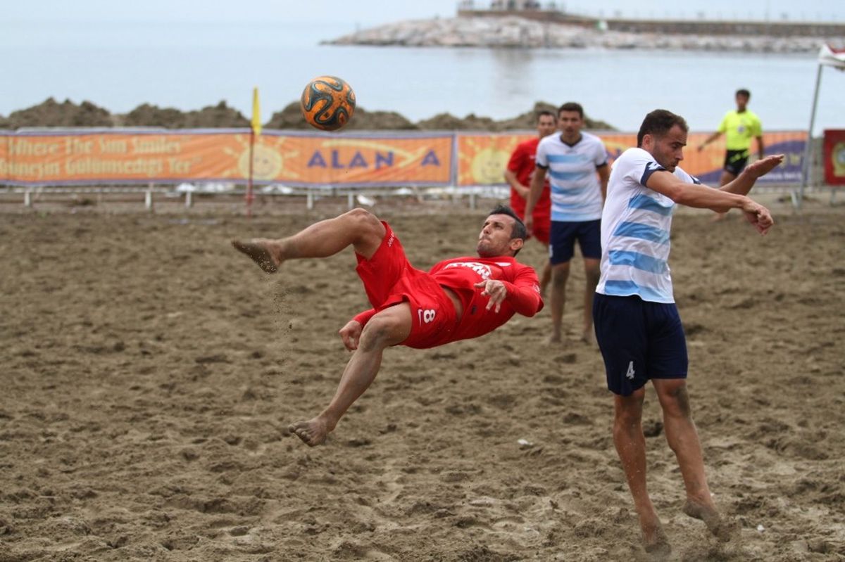 Plaj\'da Futbol Heyecanı