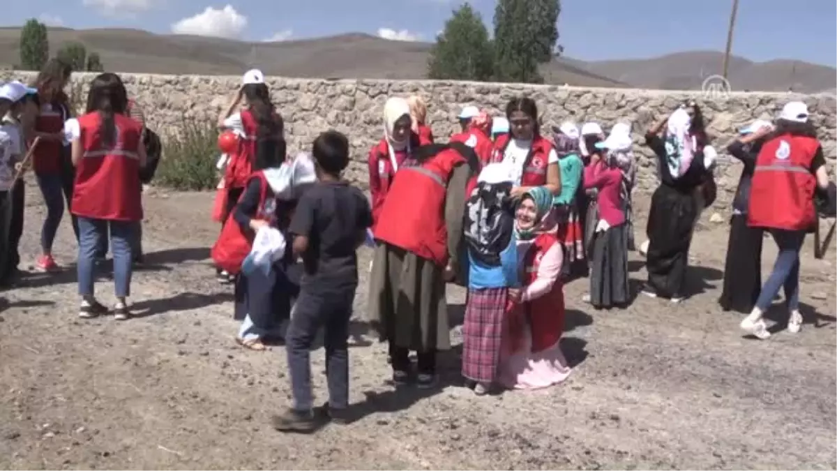 Üniversite Öğrencileri Köy Çocukları Için Yollarda