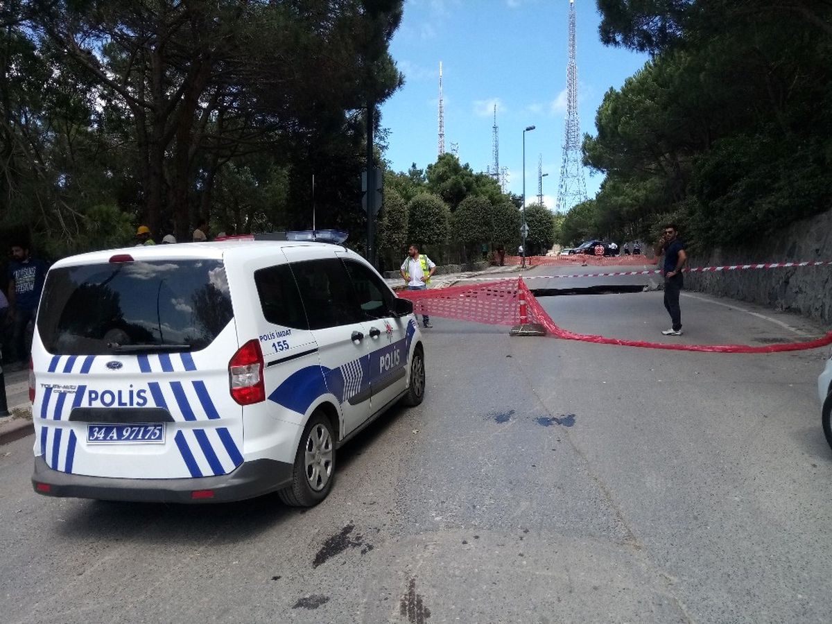 Üsküdar\'da Yol Göçtü: 1 Araç İçine Düştü