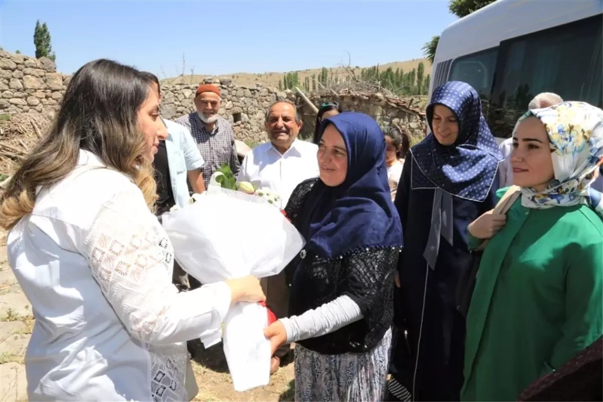 Vali Eşi Pekmez\'den Şehit Ailelerini Ziyaret