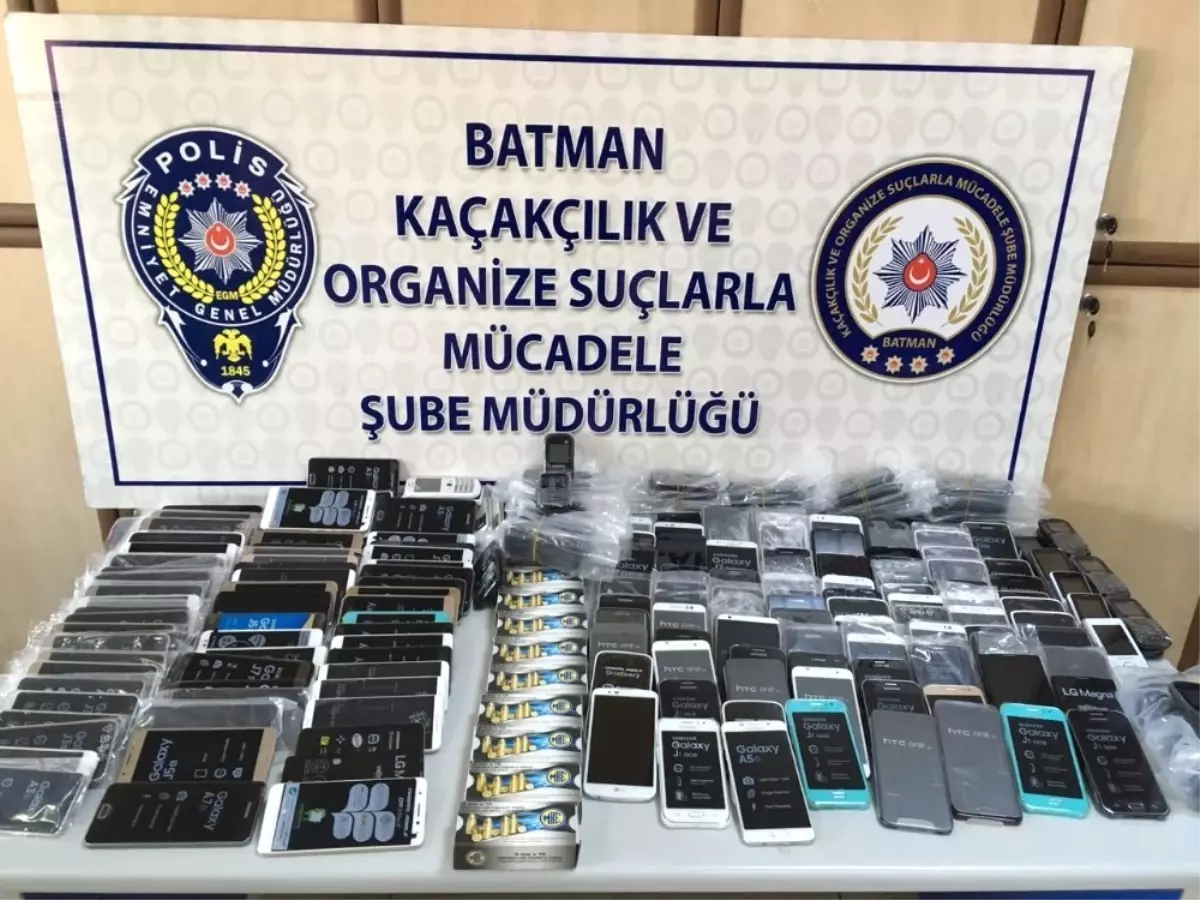 Batman\'da 300 Adet Kaçak Cep Telefonu Ele Geçirildi