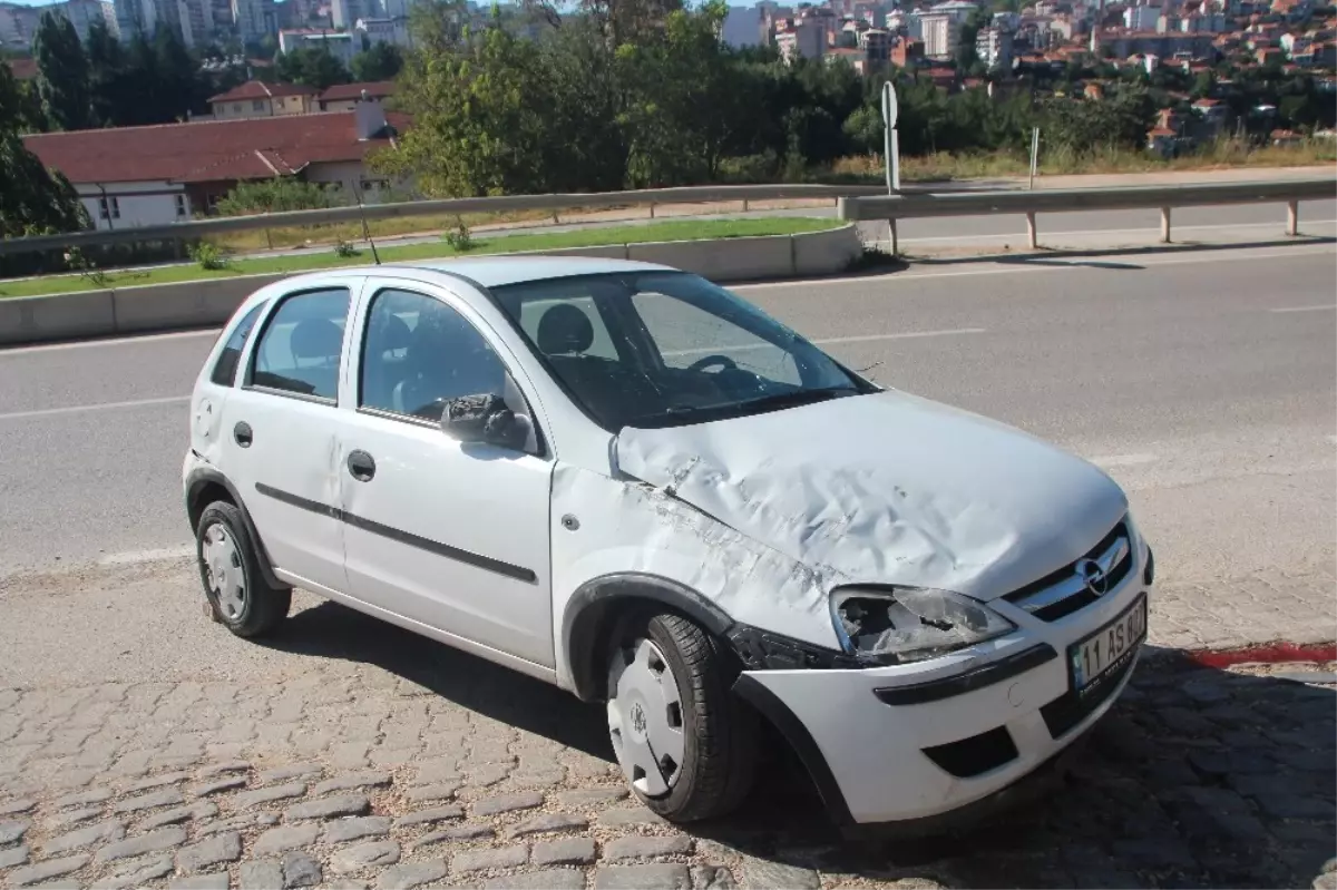 Bilecik\'te Virajı Alamayan Otomobil Yoldan Çıktı, Sürücü Yaralandı