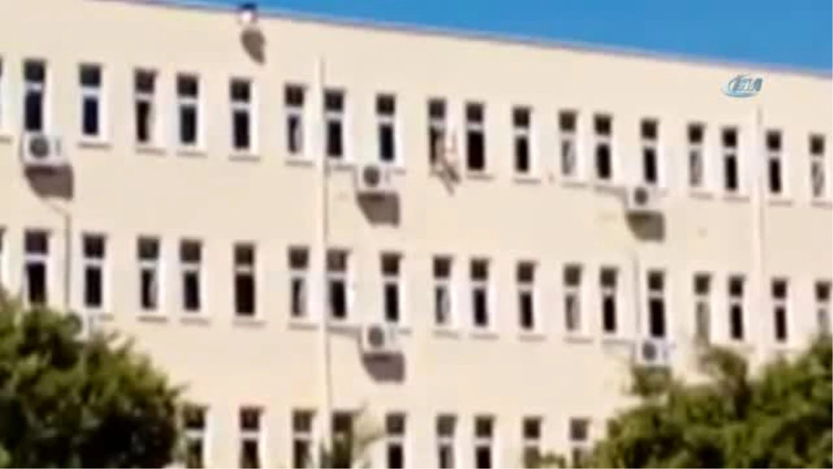 Boşaltılan Okulun Sıraları Pencereden Atıldı, Vatandaş Tepki Gösterdi