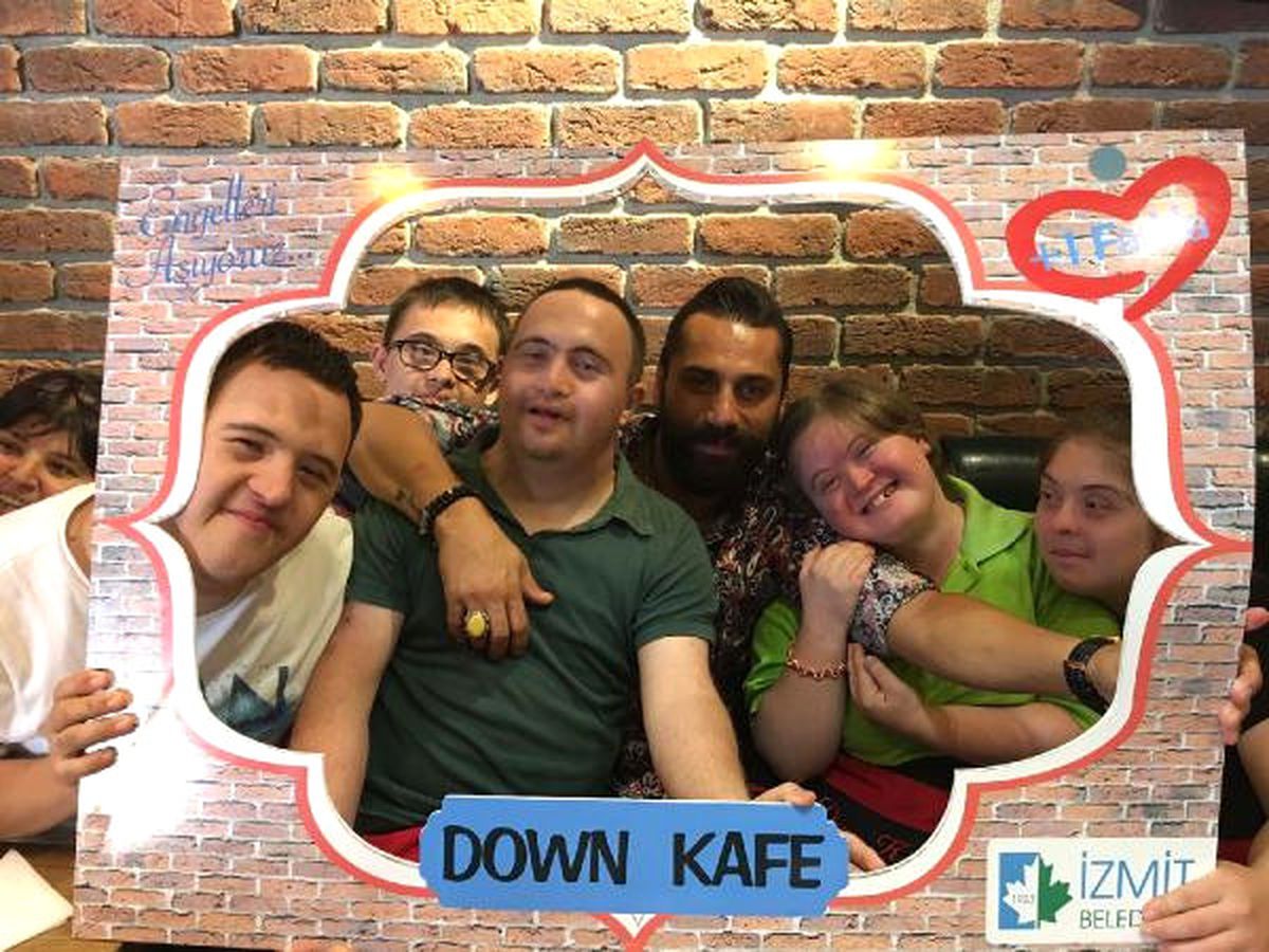 Çılgın Sedat, İzmit\'te Down Kafe\'yi Ziyaret Etti