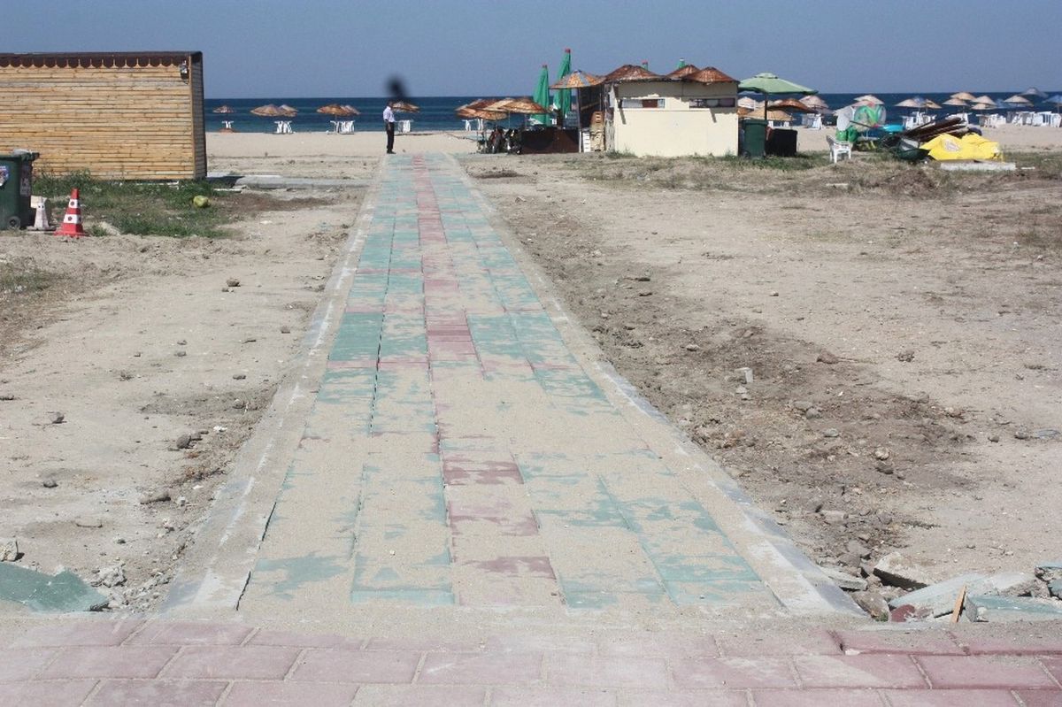Enez Sahilinde Engelli Vatandaşlar İçin Yürüyüş Yolu Yapılıyor