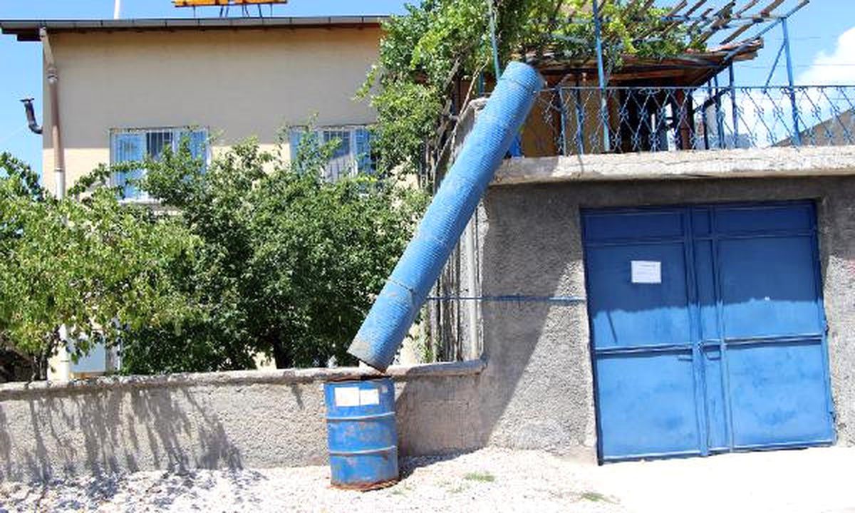 Evinden Çöp Bidonuna Boru Döşedi