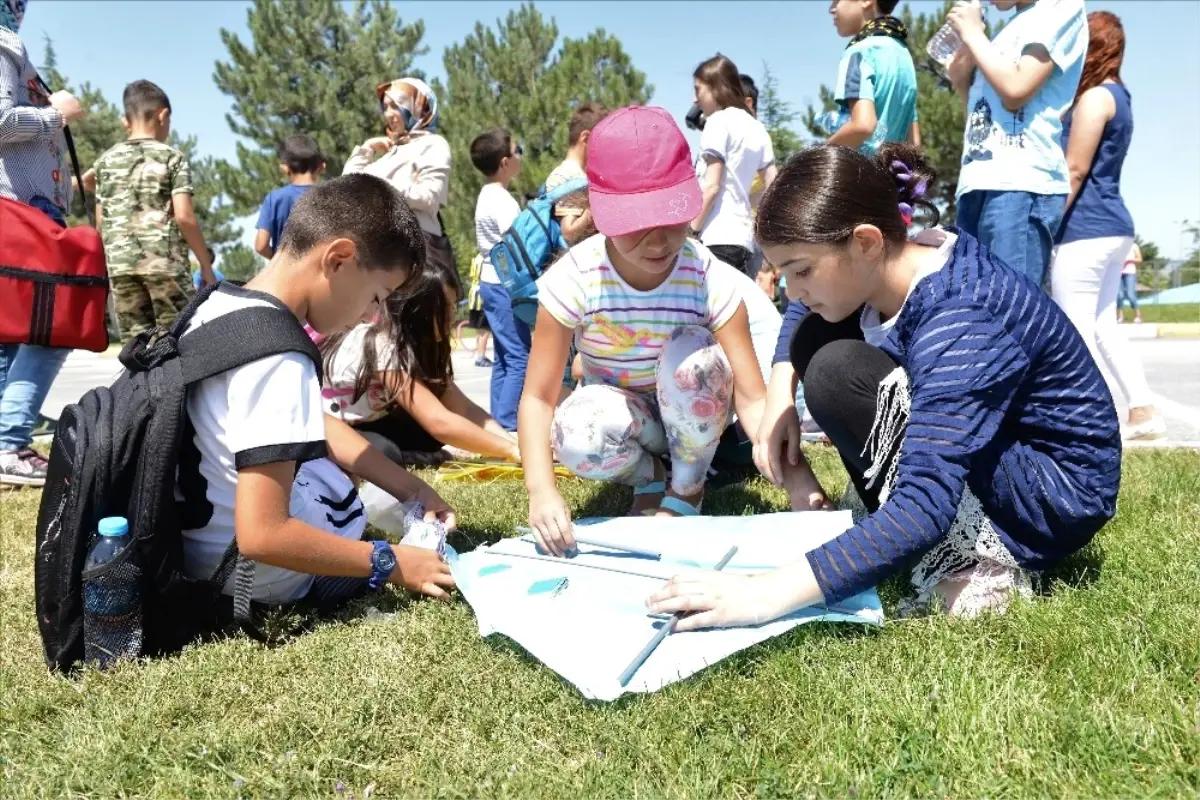 Gökyüzü Uçurtmalarla Renklendi