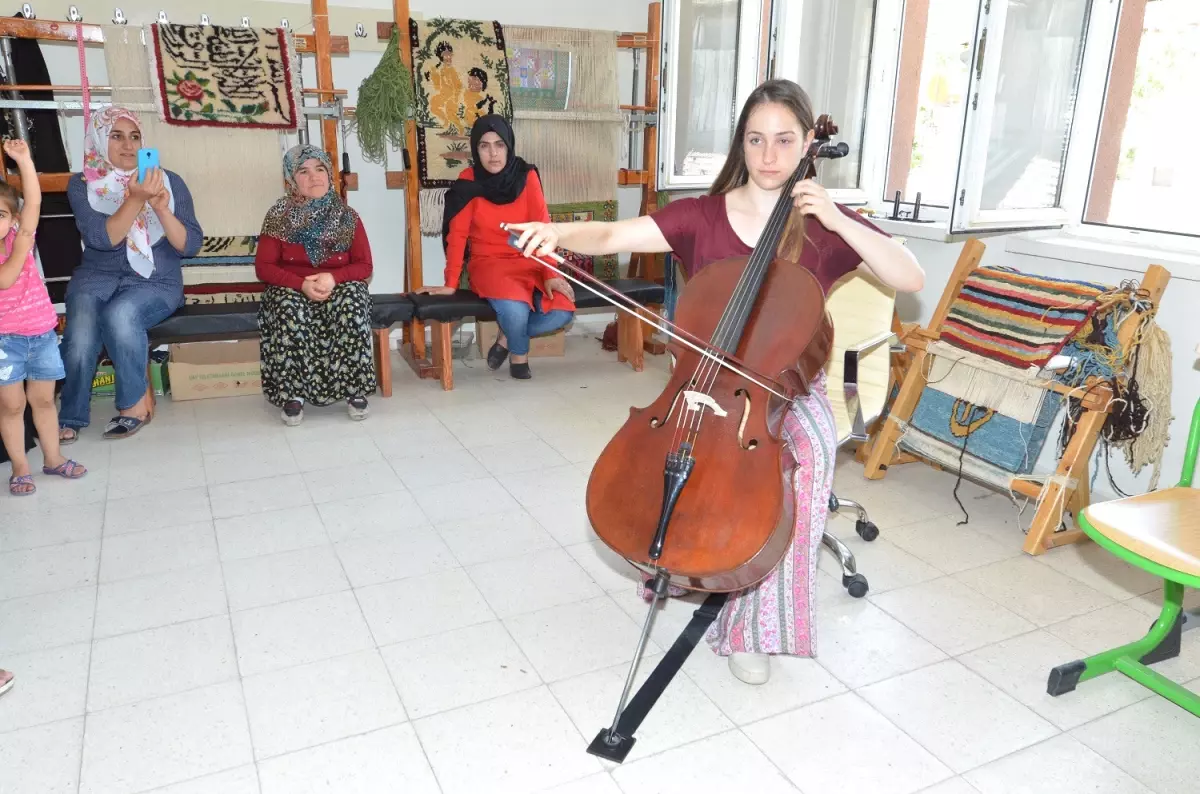 Halı Dokuma Tezgâhları Arasında Klasik Müzik Dinletisi