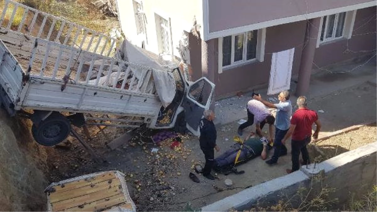 Kamyonet Apartman Bahçesine Uçtu, Sürücü Yaralandı