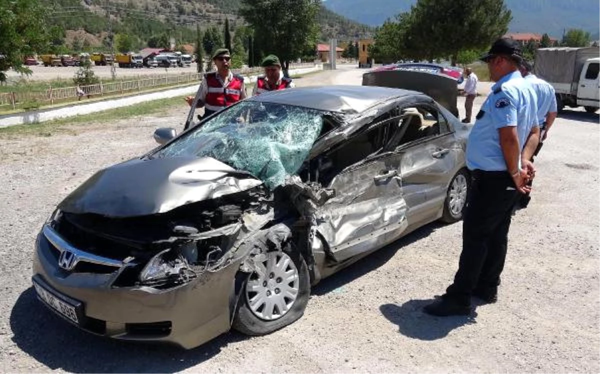 Karabük\'te Otomobil Kamyonla Çarpıştı: 3 Yaralı