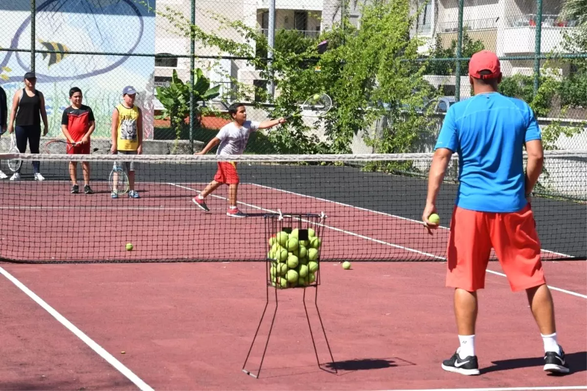 Konyaaltı\'nda Tenis ve Halk Oyunu Kursları