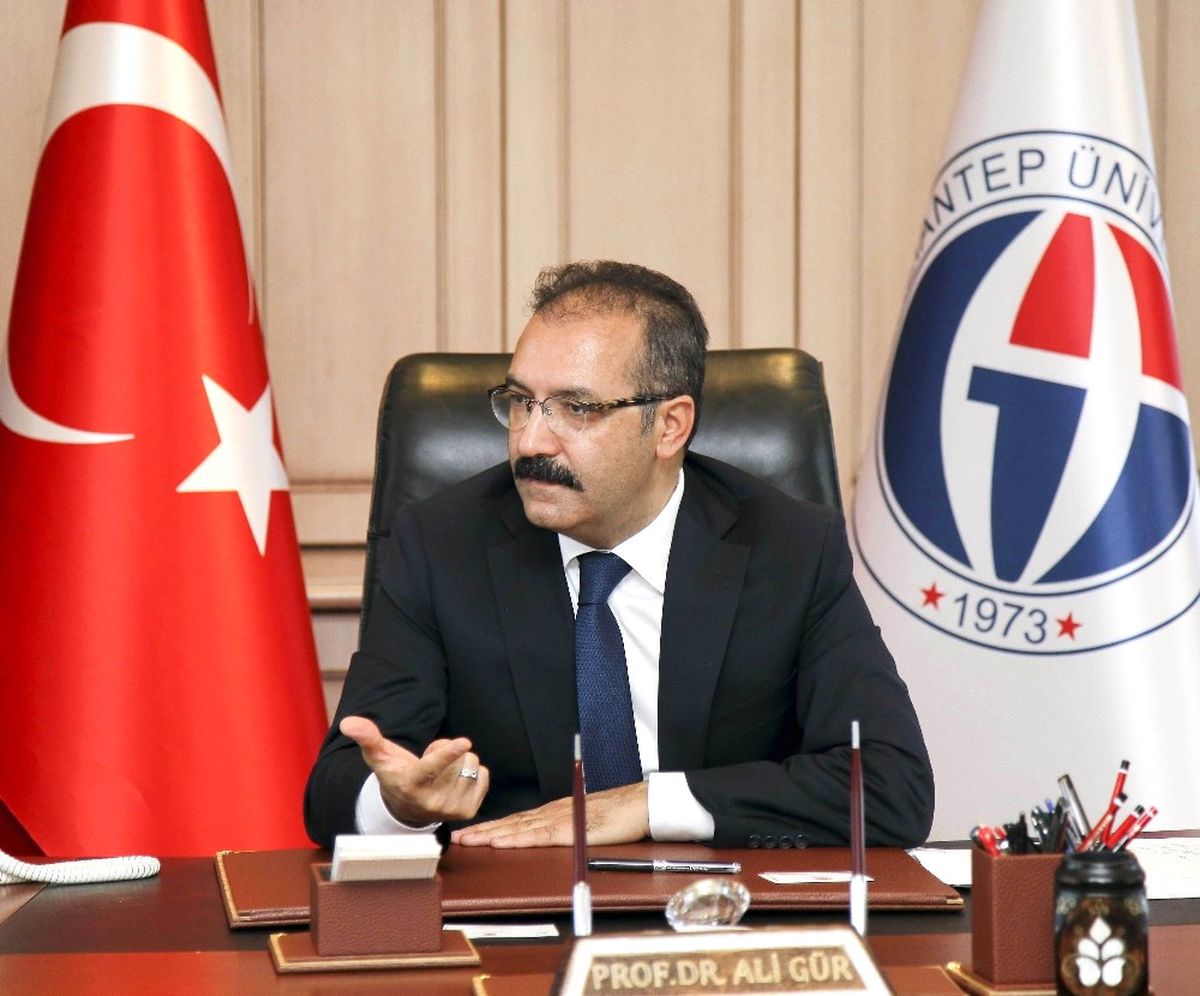 Rektör Gür\'den "Geçmiş" İddialarına "Sahte Belge" Cevabı
